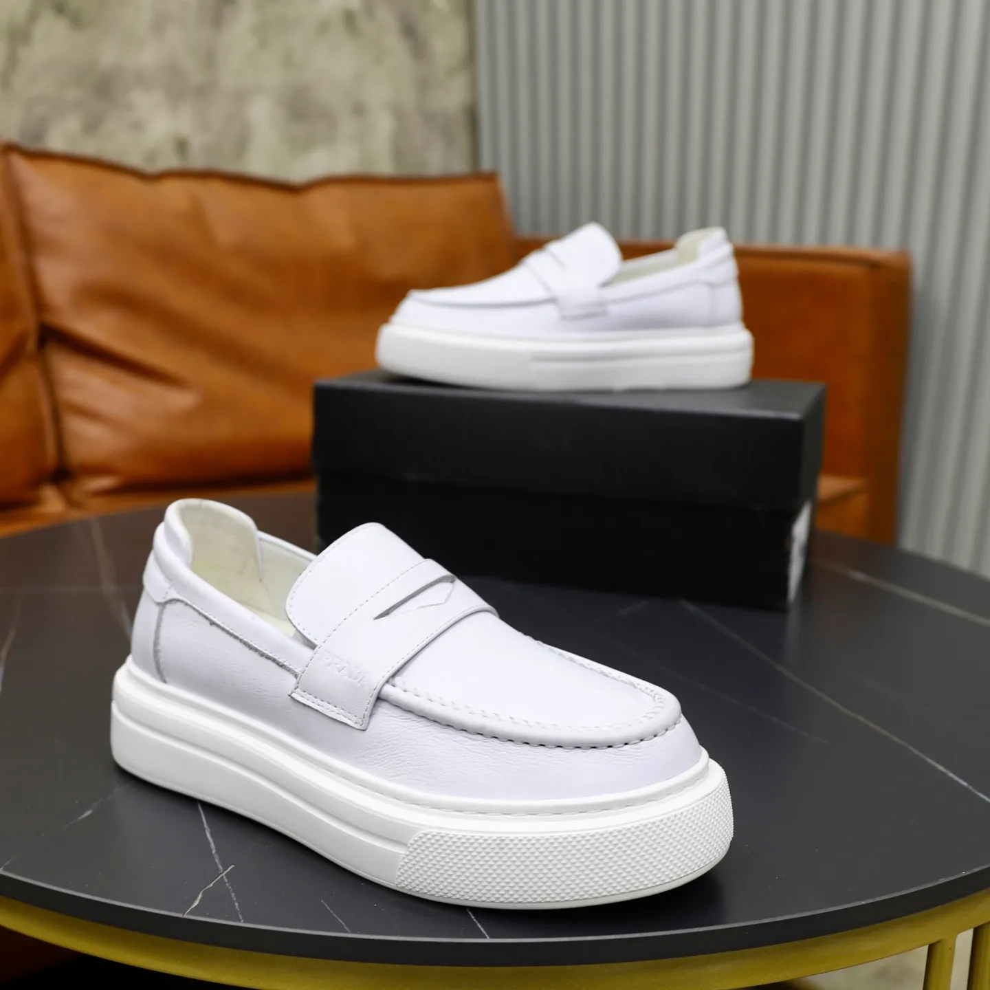 Ex-factory price: 500💰🙅‍♂️🙅‍♂️🙅‍♂️ Brand: PRADA Standard code: Men's code 38-44 (45 can be customized) Grade: Same style as the official website Original order quality Material: Original cowhide surface Comfortable lining Original outsole Style category: Men's fashionable casual leather shoes Distinguished big-name luxury elements Top luxury Color: Color of the actual picture
